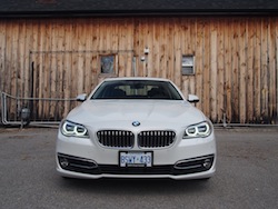 2014 寶馬 BMW 535d xDrive Metallic White front view adaptive led headlights on