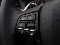 2014 寶馬 BMW 535d xDrive Metallic White steering wheel controls for active cruise control